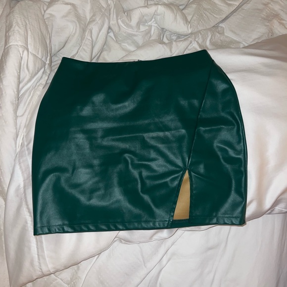 Windsor Skirt Size medium.. perfect for the holiday season - Picture 9 of 11